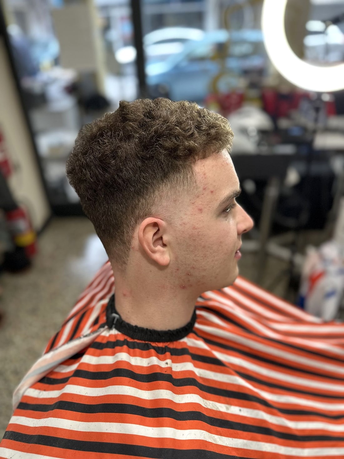Σγουρό κούρεμα με fade στο Massa Barber Shop