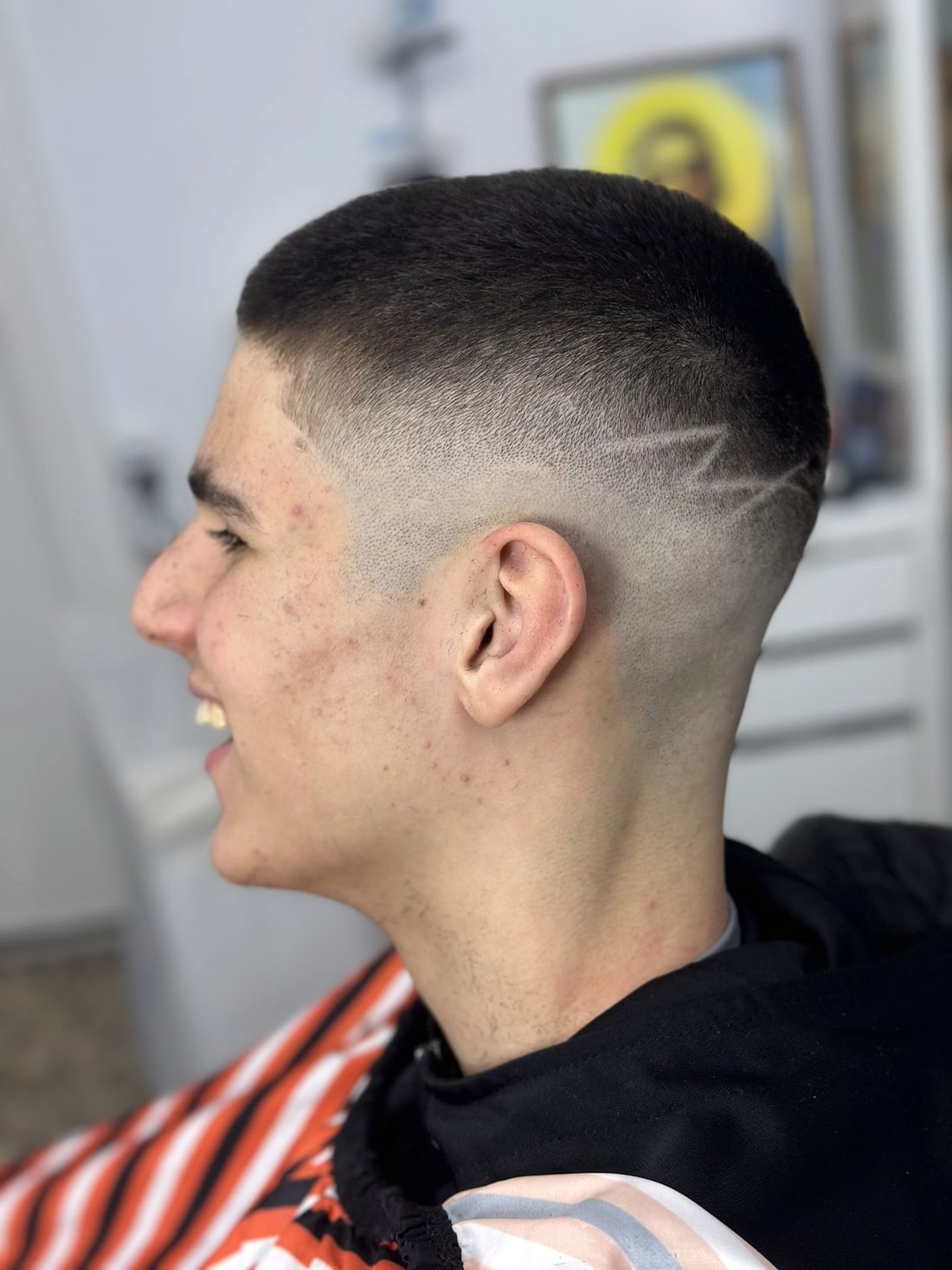 Κούρεμα με ψηλό skin fade και γραμμή στο Massa Barber Shop