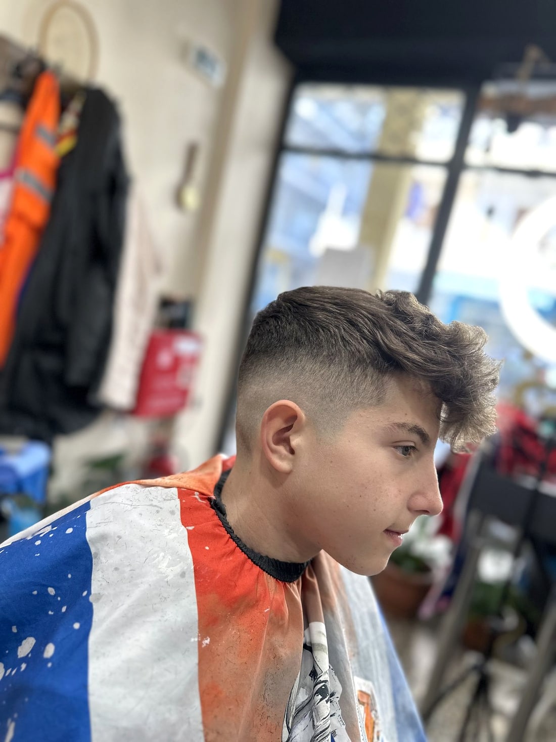 Κούρεμα με όγκο στην κορυφή και fade στο Massa Barber Shop